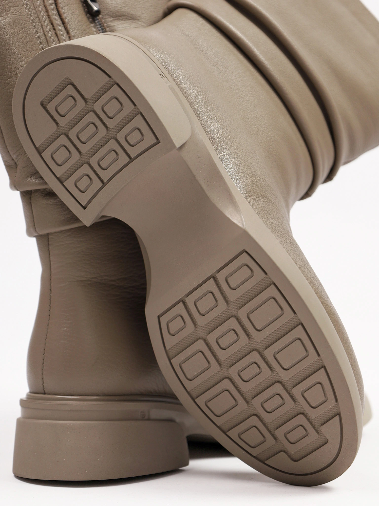 Сапоги серого цвета на среднем широком каблуке с мягкими складками